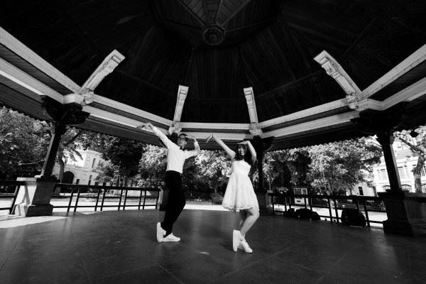 Cặp đôi diện giày thể thao nhảy hip-hop trong đám cưới, chụp bộ ảnh nhảy quanh Hà Nội Cặp đôi diện giày thể thao nhảy hip-hop trong đám cưới, chụp bộ ảnh nhảy quanh Hà Nội